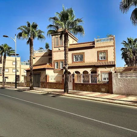 Large Private Pool And Garden Near *