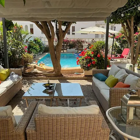 Large Private Pool And Garden Near Holiday home *