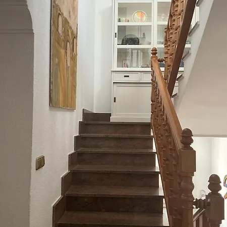 Large Private Pool And Garden Near *